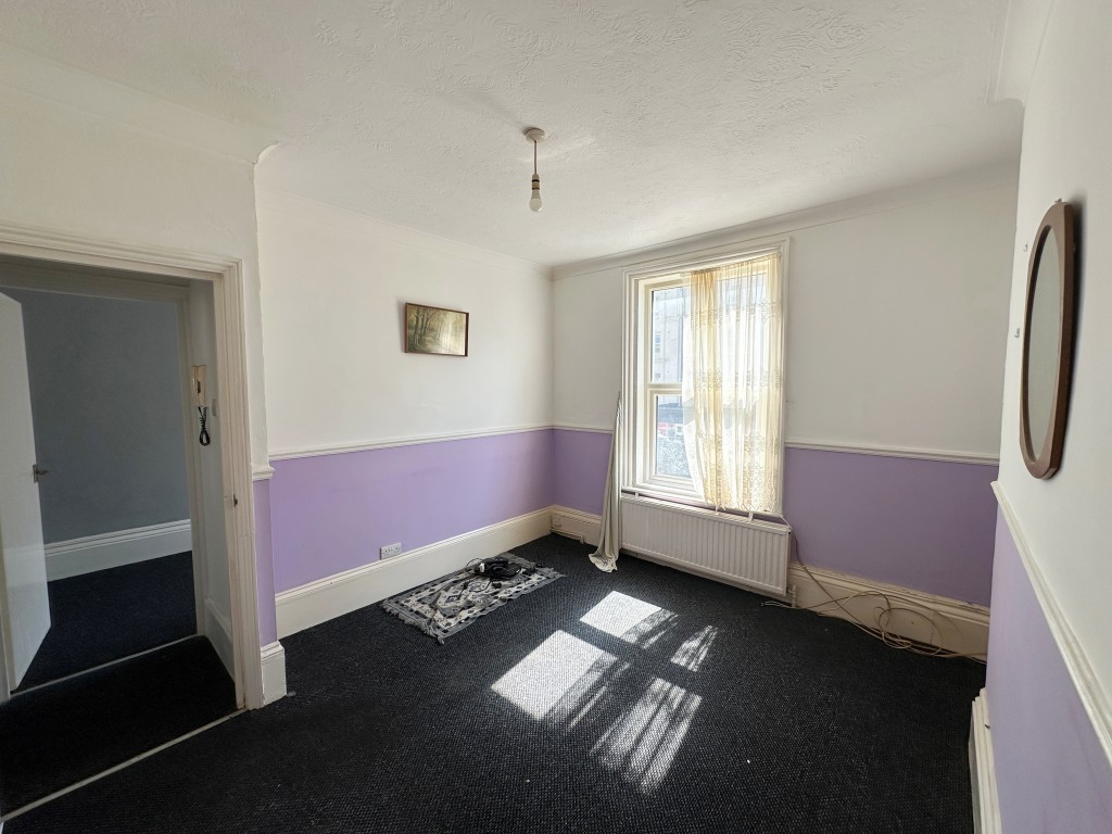 Lot: 24 - TWO-BEDROOM FIRST FLOOR FLAT IN HIGH STREET LOCATION - Living Room